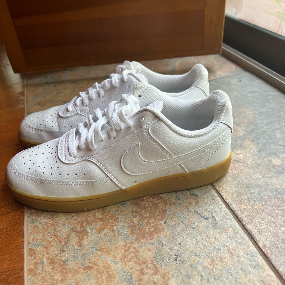 Men's Nike white sneakers